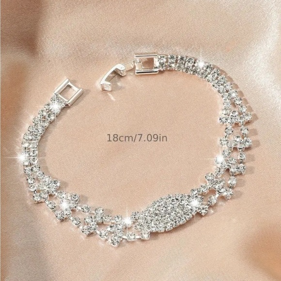 Silver Rhinestone Inlaid Luxury Bracelet - Picture 6 of 6